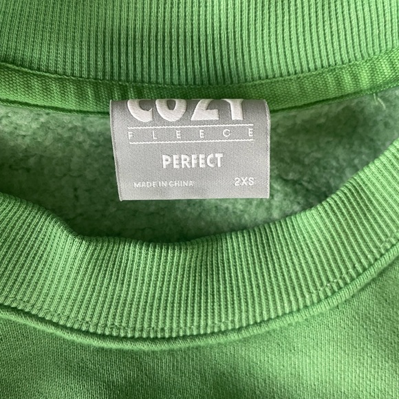 NWT aritzia Kiwano Green crop crew - Picture 5 of 7